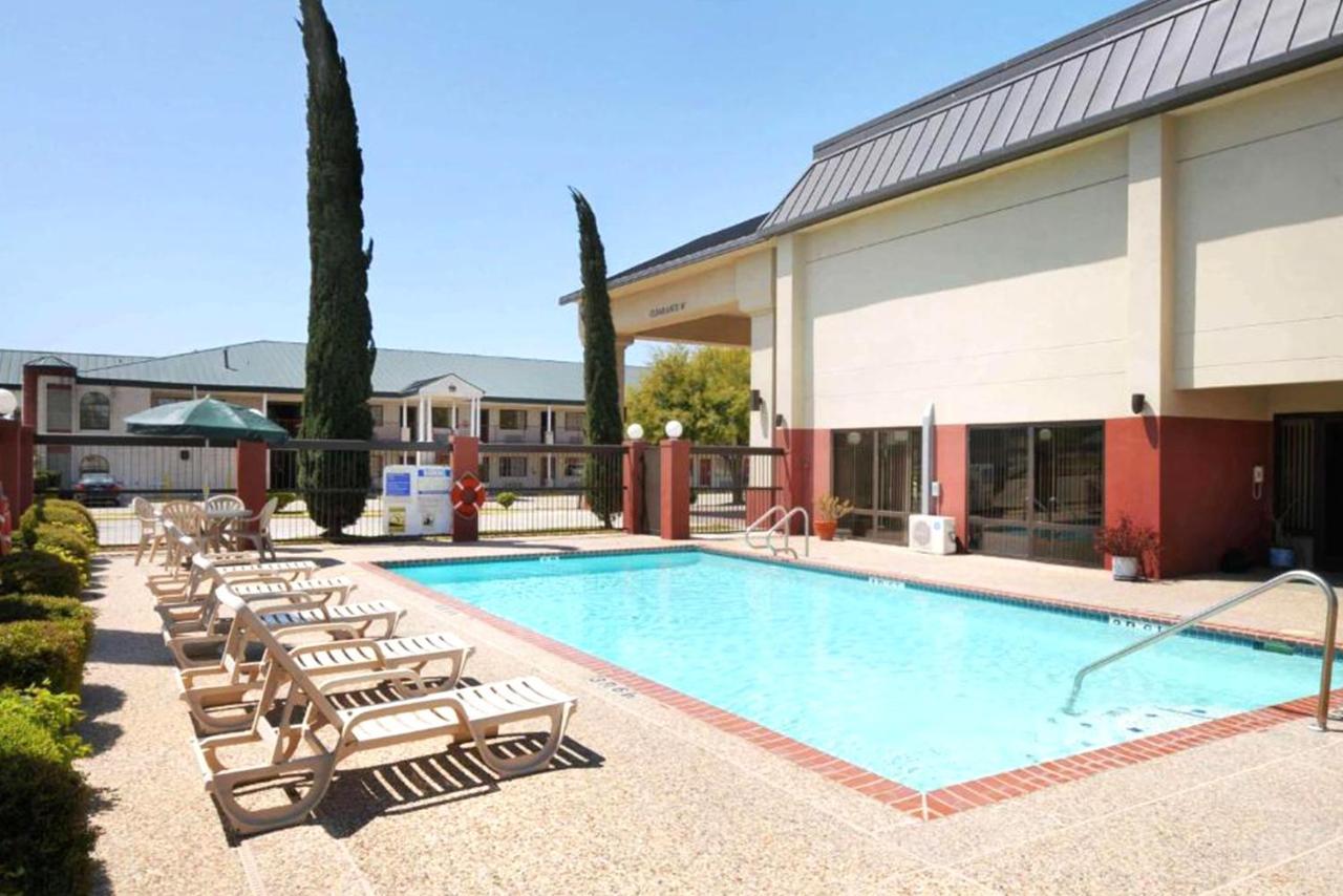 Coratel Inn & Suites By Jasper New Braunfels Ih-35 Ext 189 Exterior photo
