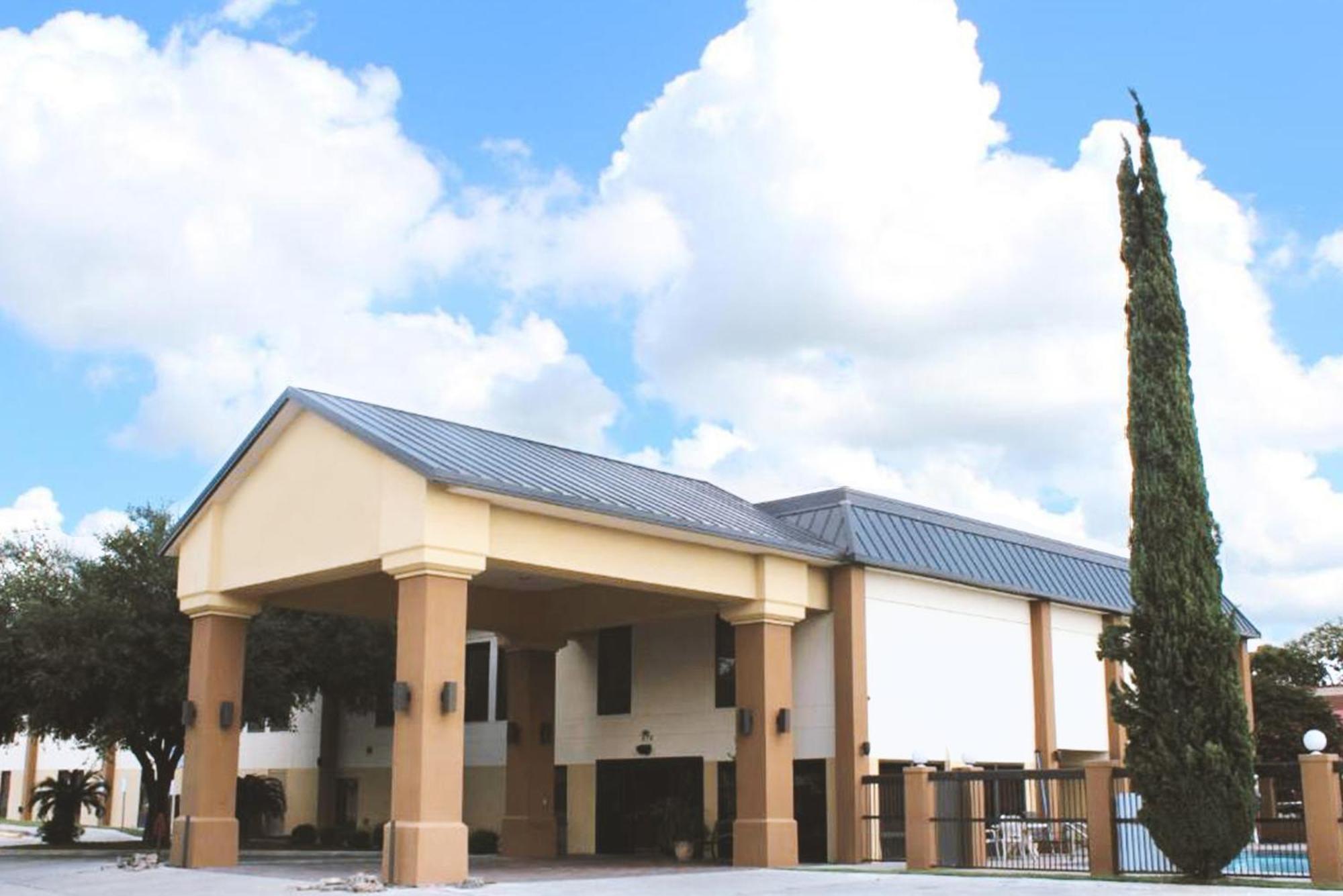 Coratel Inn & Suites By Jasper New Braunfels Ih-35 Ext 189 Exterior photo